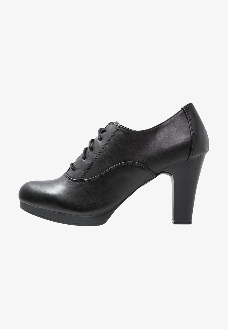 Chaussure à talon haut en cuir noir avec bout rond, avant à lacets, finition texturée et talon bloc solide pour plus de hauteur et de stabilité.