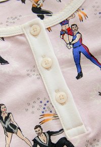 Bavlněná košile v světle růžové barvě se hravým potiskem tanečníků. Dokončeno bílou lištou na knoflíky a čtyřmi béžovými knoflíky.