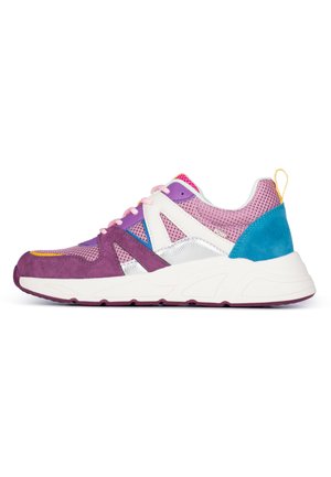 Multikleuren sneaker met paarse suede, bovenwerk van mesh, zilveren accenten en een gewatteerde witte zool. Opvallende roze veters en een gele hieltab.