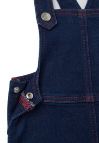 Jeanslatzhosen mit verstellbaren Trägern, dunkelblauer Farbe, roten Stickdetails, Metallknöpfen und einer Seitentasche.