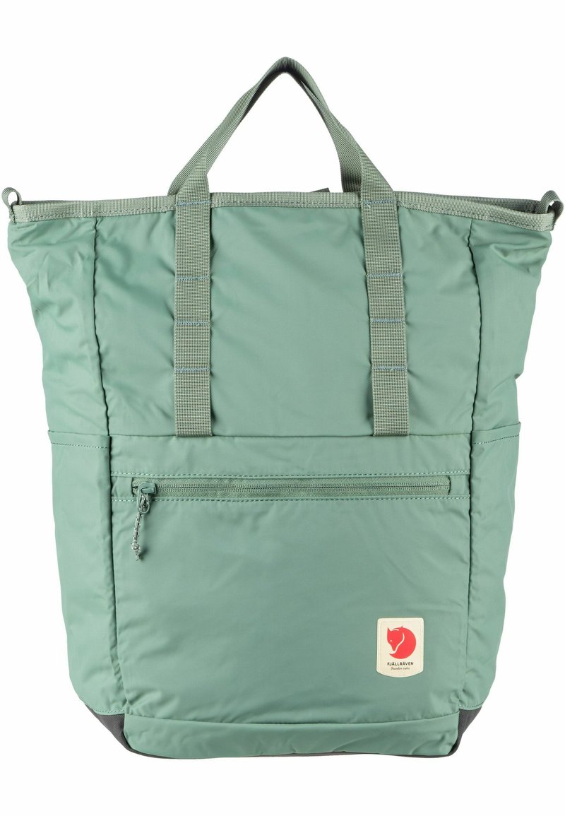 Lichtgroene nylon draagtas met dubbele handgrepen, ritszak aan de voorkant, gevoerd lichaam en een logo patch rechtsonder.