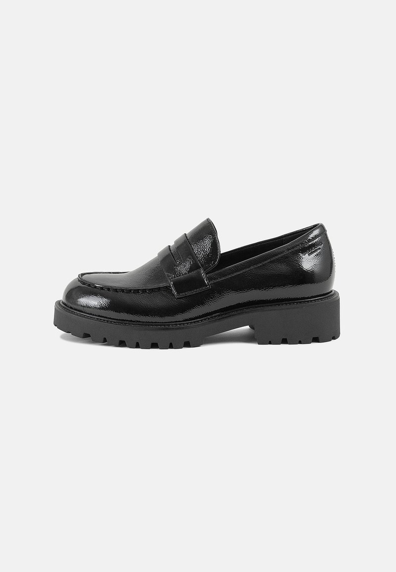 Mocassin en cuir verni noir avec une semelle épaisse à crampons et une bride sur le dessus, montré de profil sur un fond gris uni.