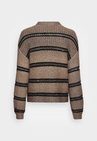 Brązowy sweter dziany z czarnymi i srebrnymi poziomymi paskami, z okrągłym dekoltem i długimi rękawami. Teksturowana tkanina o luźnym kroju.