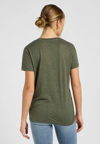 Lee SHORT SLEEVE V NECK REGULAR FIT - T-shirt basic - oak moss
