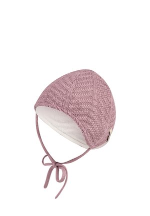 Rosa gestrickte Mütze mit einem strukturierten Fischgrätenmuster, weißem Futter und einem gebundenen Riemen, der ein kleines Logo-Akzent an der Seite aufweist.