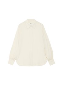 Blusa color crema, tessuto morbido, maniche lunghe con polsini arricciati, colletto classico, chiusura con bottoni, vestibilità comoda, texture liscia.