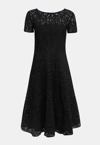 Robe noire à manches courtes avec une superposition en dentelle florale, corsage ajusté et jupe évasée longueur genou.