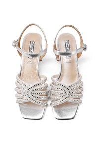 Sandali alti con punta aperta in argento, dotati di molteplici cinturini decorativi, dettagli in strass e design a punta quadrata. Parte superiore e soletta in pelle.