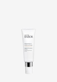 Tube blanche avec une base argentée, affichant un texte noir en gras. Le nom du produit "Doctor Babor Protect Cellular Protecting Balm SPF 50" est affiché de manière proéminente.