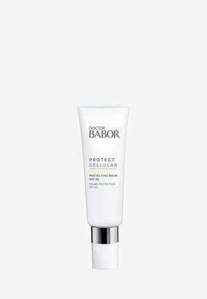 Tubo bianco con base argentata, con testo bold nero. Nome del prodotto "Doctor Babor Protect Cellular Protecting Balm SPF 50" in evidenza.