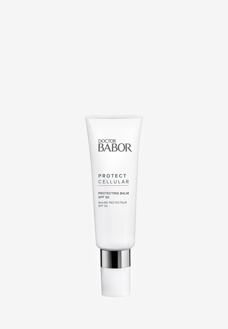 Tube blanche avec une base argentée, affichant un texte noir en gras. Le nom du produit "Doctor Babor Protect Cellular Protecting Balm SPF 50" est affiché de manière proéminente.