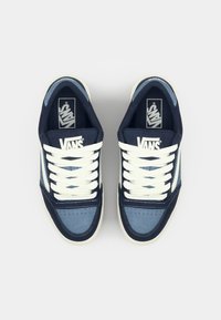 Vans tenisice s plavim i tamnoplavim nubukom, bijelim vezicama, klasičnim logom na jeziku, bijelim gumenim potplatom i perforiranim prstom.