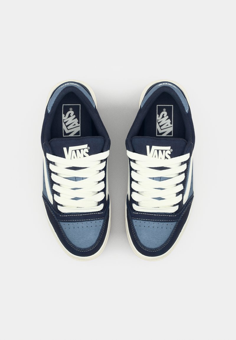 Baskets Vans avec une tige en suède bleu et marine, des lacets blancs, un logo classique sur la languette, une semelle en caoutchouc blanc et un bout perforé.