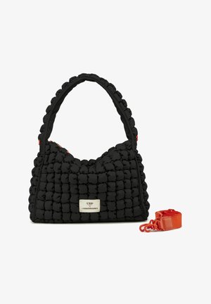 Schwarze, gesteppten Handtasche mit runder Form und weicher Textur. Verfügt über einen abnehmbaren, orangefarbenen Trageriemen und eine silberne Logo-Plakette auf der Vorderseite.