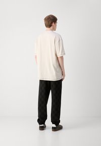 HUGO NITLOGO - Apdrukāts T-krekls - open white