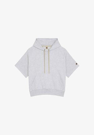 Sweat à capuche gris clair à manches courtes avec poche avant, cordons beiges et un petit patch rond sur la manche gauche.
