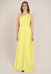 Ein schulterfreies, bodenlanges Kleid in strahlendem Gelb, das eine geraffte Textur im Oberteil und einen fließenden, glatten Rock aufweist. Weicher, leichter Stoff.