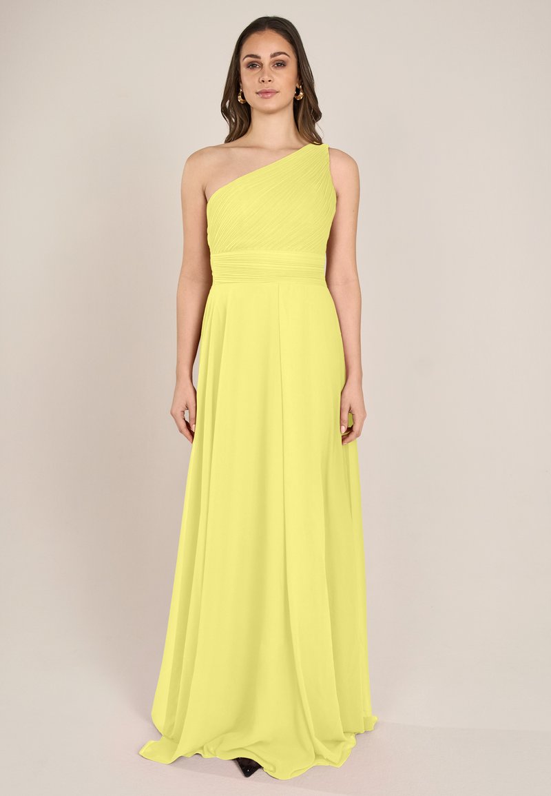 Ein schulterfreies, bodenlanges Kleid in strahlendem Gelb, das eine geraffte Textur im Oberteil und einen fließenden, glatten Rock aufweist. Weicher, leichter Stoff.