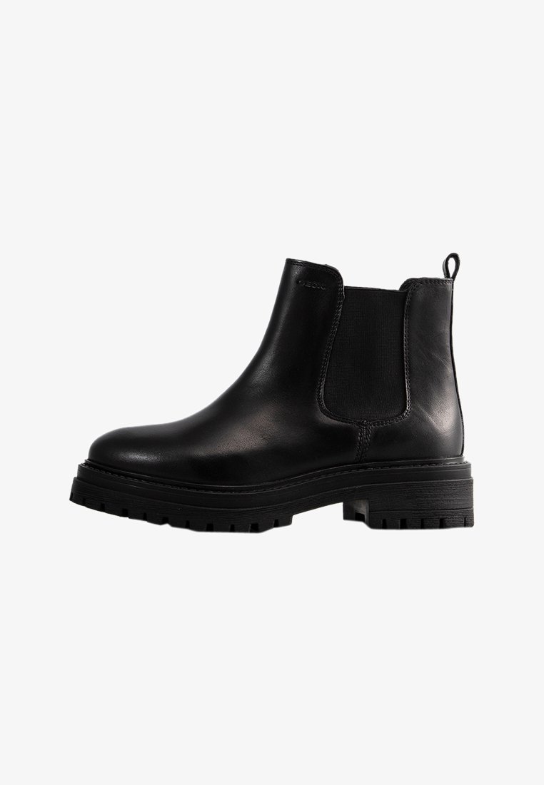 Černé kožené kotníkové boty s elastickými bočními panely, kulatou špičkou a robustní texturovanou podrážkou. Odkaz na zadní straně pro snadné obouvání.