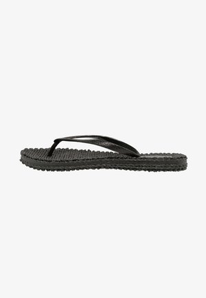 Infradito nere con suola testurizzata, sott straps lucidi e dettagli intrecciati lungo i bordi. Progettati per un uso quotidiano e per il comfort.