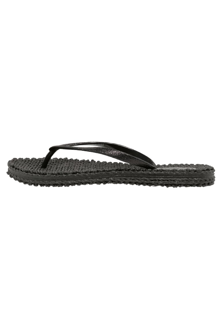 Musta flip-flop, jossa on teksturoitu pohja, ohuet kiiltävät remmit ja kudotut yksityiskohdat reunoilla. Suunniteltu rentoon käyttöön ja mukavuuteen.