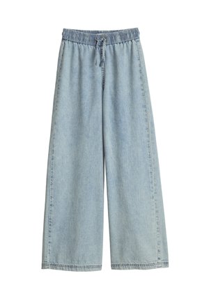 Hellblaue Jeans mit weitem Bein, elastischem Taillenbund und vorderem Kordelzug, auf weißem Hintergrund dargestellt.