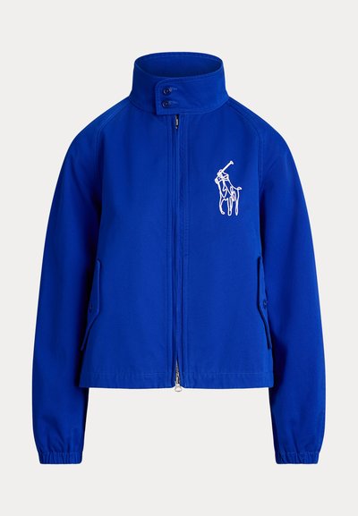 Blauwe jas met ritssluiting, hoge kraag, knoopsluiting, zijzakken, elastische manchetten en wit polo-spelerlogo op de linkerborst.