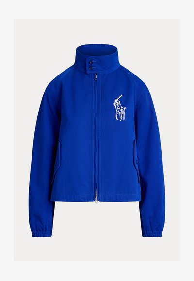 Blauwe jas met ritssluiting, hoge kraag, knoopsluiting, zijzakken, elastische manchetten en wit polo-spelerlogo op de linkerborst.