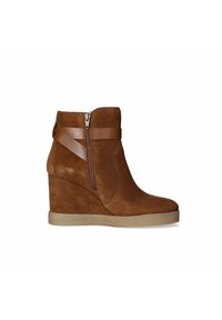 Stivaletti alla caviglia con tacco a wedge in suede marrone, dotati di cerniera laterale e dettagli in pelle. Presentano una tomaia strutturata e una suola in gomma a contrasto.