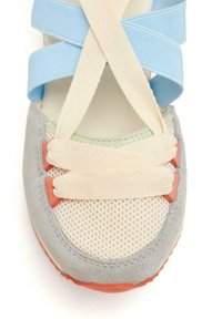 Une chaussure de sport colorée avec une tige en mesh, des accents en suédine grise, des sangles bleues et beiges, et une semelle texturée orange.
