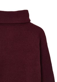 Burgunderfarbener Rollkragenpullover aus geripptem Strickstoff, mit hohem Kragen und leicht lockeren Ärmeln, entworfen für Wärme.