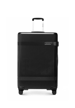 Schwarzer Hartschalen-Koffer mit strukturierten vertikalen Rillen, ausziehbarem Griff, vier Spinner-Rädern und Markenlogo auf der Vorderseite.