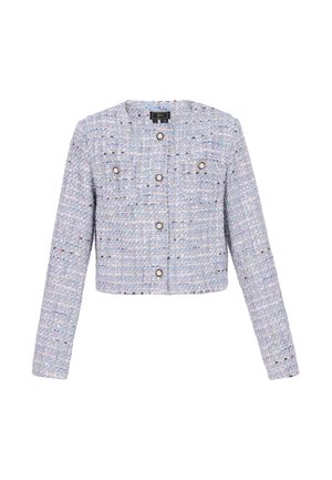 Světlá modrá krátká tweedová bunda s dlouhými rukávy, kulatým výstřihem, předními knoflíky a ozdobnými knoflíky připomínajícími perly na náprsních kapsách.