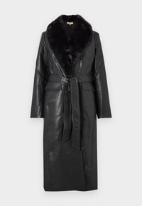 Μαύρο δερμάτινο παλτό με φερμουάρ και ψεύτικη γούνα στον γιακά, μακριά μανίκια, σχεδίαση τύπου ρομπών και ζώνη μπροστά. Διαθέτει πλαϊνές τσέπες και λεία υφή.