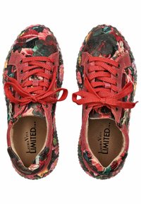 Baskets en toile rouges avec un motif floral, un design texturé à lacets et une semelle tissée. Comprend des lacets rouges contrastants et une semelle intérieure de marque.