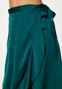 Bubbleroom FRILL MIDI WRAP SATIN SKIRT - Áčková sukně - dark green