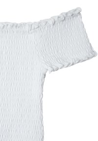 Valgest smock-kangast off-shoulder topp, millel on tekstuuriga pind ja ruffled ääred varrukatel.