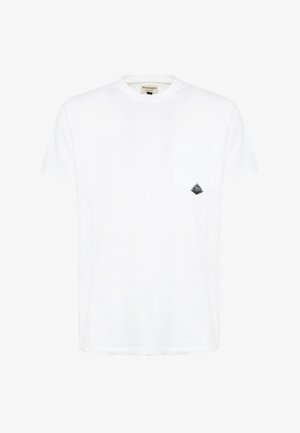 T-shirt bianca a maniche corte con collo rotondo e una piccola tasca sul petto sinistro con una toppa nera a forma di diamante.