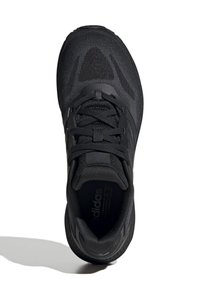 Černá sportovní bota s texturovaným síťovaným svrškem, černými tkaničkami a polstrovaným límcem. Má plochou podrážku a decentní logo.