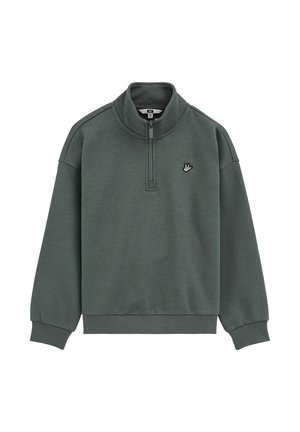 Sweat-shirt vert en polaire avec fermeture éclair au quart, col montant et poignets côtelés. Présente un petit logo noir sur la poitrine gauche. Texture douce.