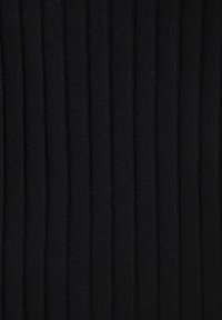 Zwart ribbelstof met verticale strepen, met een zachte textuur en een matte afwerking. Het patroon bestaat uit gelijkmatig verdeelde verhoogde lijnen.