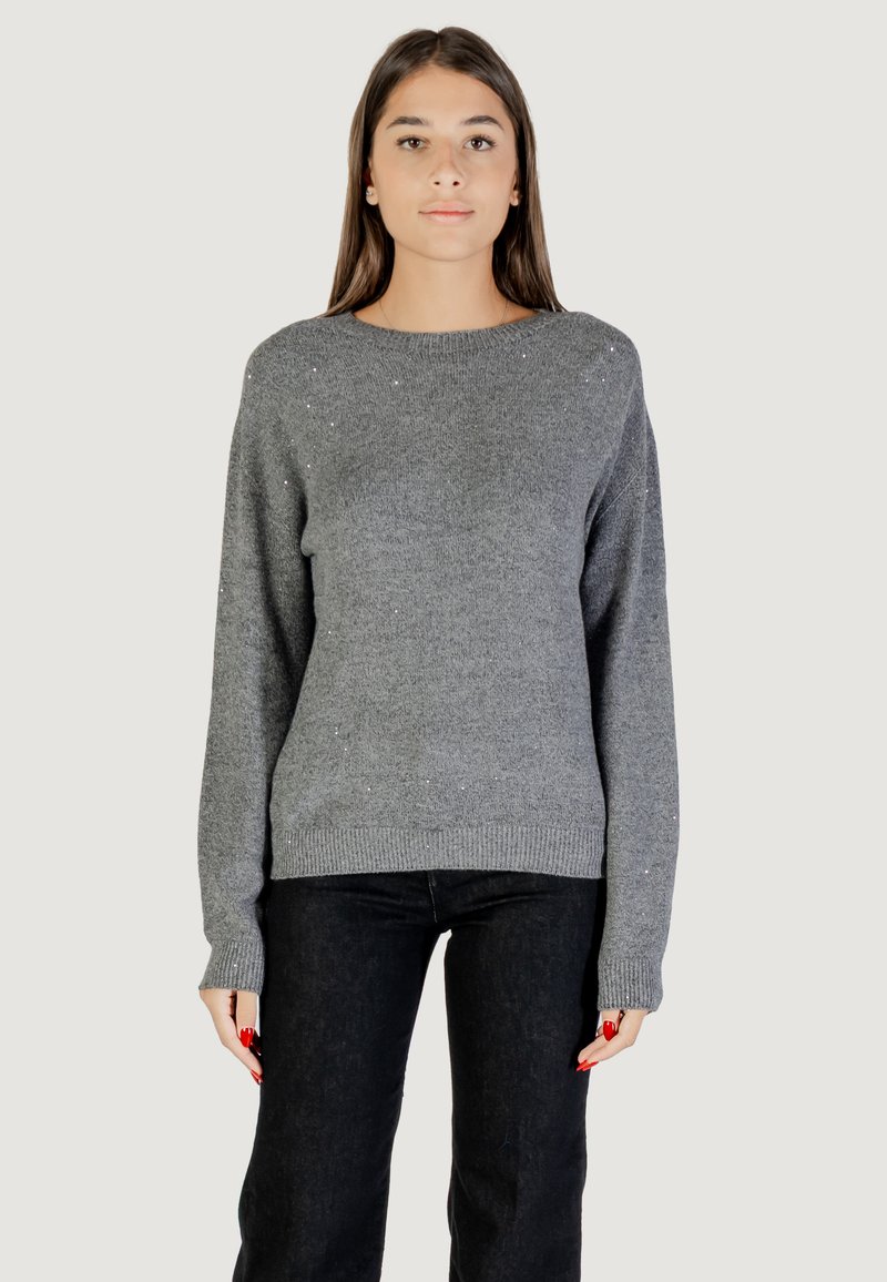 Pull en tricot gris à col rond, avec des accents scintillants. Les manches et l'ourlet côtelés ajoutent de la texture à ce style décontracté.