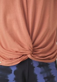 Yogasearcher TWISTED - Top - cedar