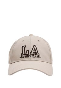 Casquette de baseball beige avec une visière incurvée, arborant "LA" et "JOURS ENSOLEILLÉS" brodés en marron foncé à l'avant. Fabriquée en tissu coton.