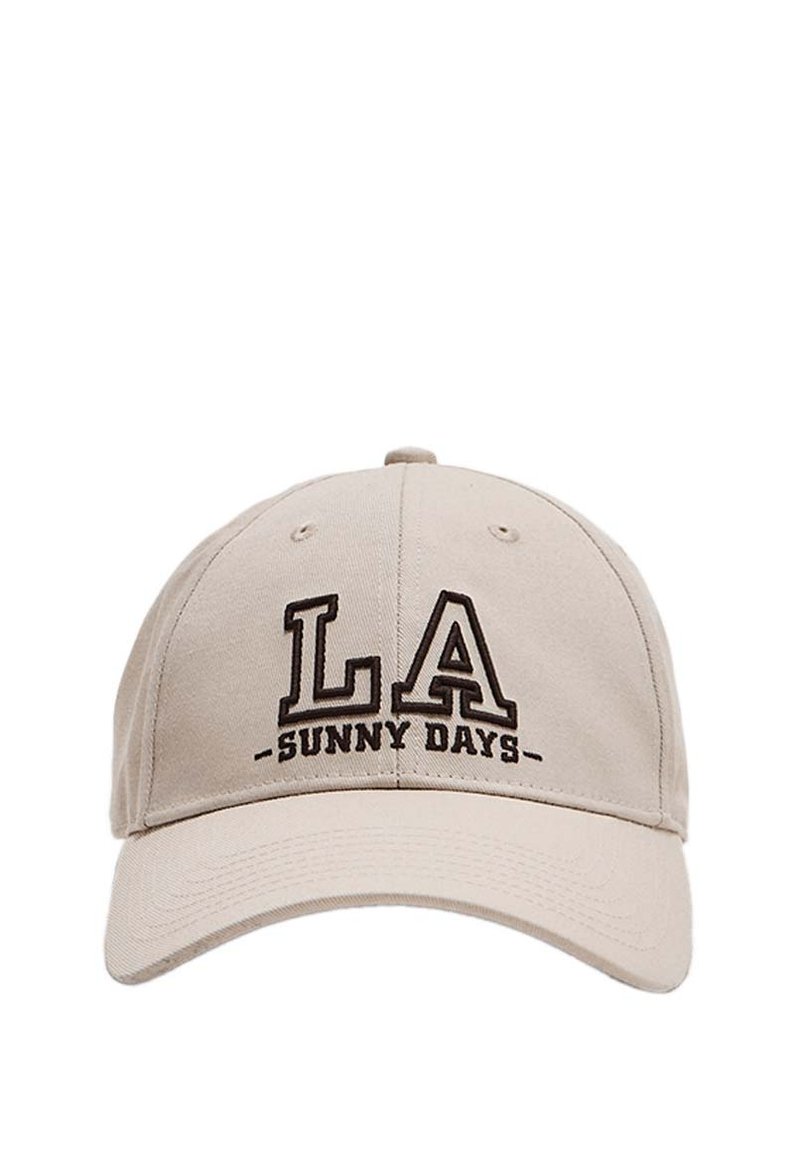 Casquette de baseball beige avec une visière incurvée, arborant "LA" et "JOURS ENSOLEILLÉS" brodés en marron foncé à l'avant. Fabriquée en tissu coton.
