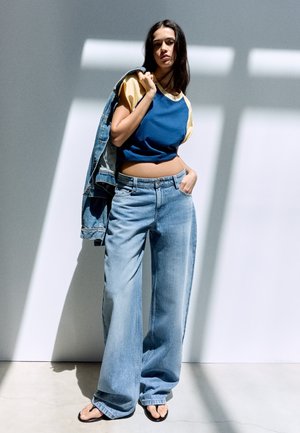 Bershka, LOW-RISE BARREL - JEANS - Wide Leg - light blue
