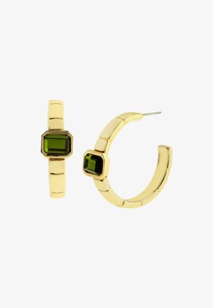 Boucles d'oreilles en or en forme de créole avec une pierre précieuse verte hexagonale. Design de bande texturée, mettant en avant des accents en or poli et un fermoir sécurisé.