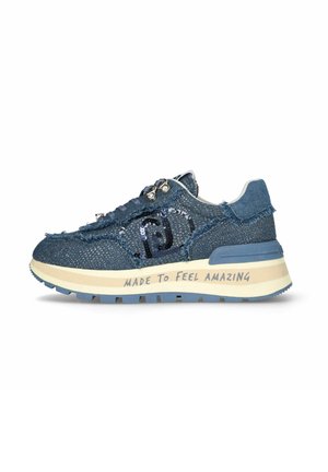 Zapatilla deportiva de denim azul con lentejuelas, ojales de metal, suela gruesa impresa con "Made to Feel Amazing" y detalles de tela deshilachada.