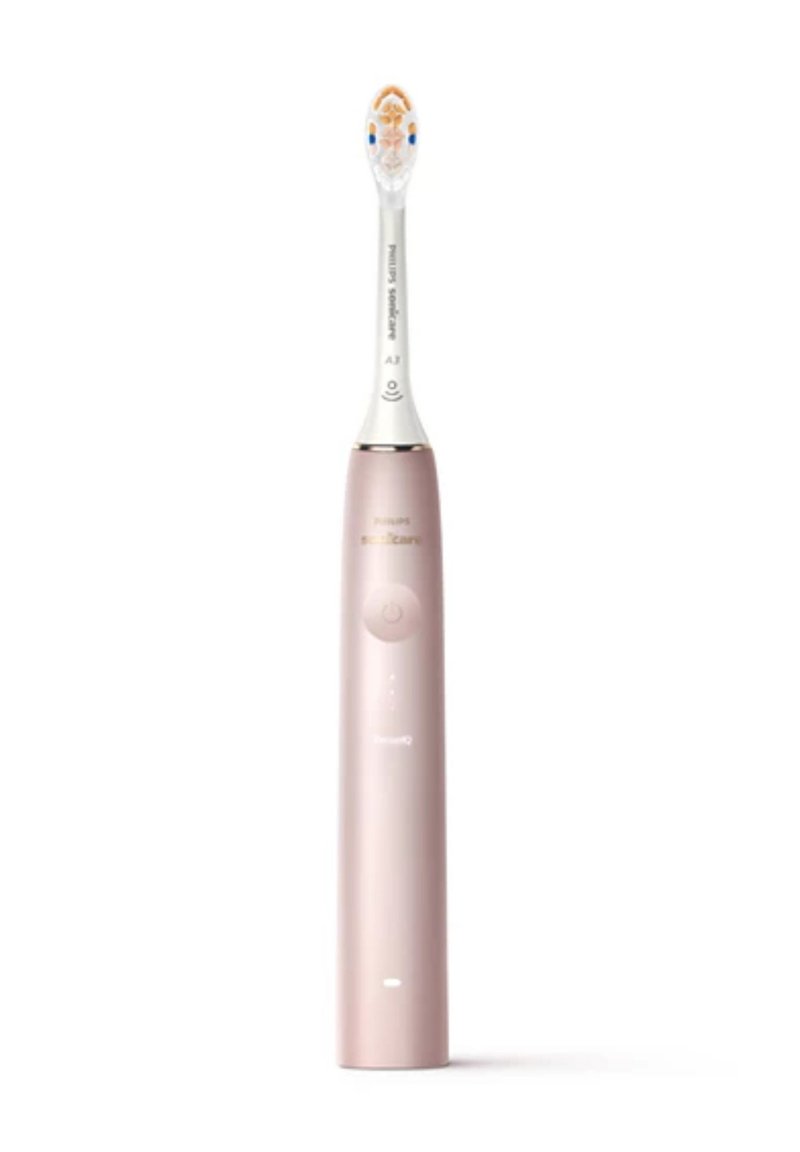 Spazzolino elettrico con manico rosa opaco, accenti argentati e testa del pennello trasparente con setole multicolori.
