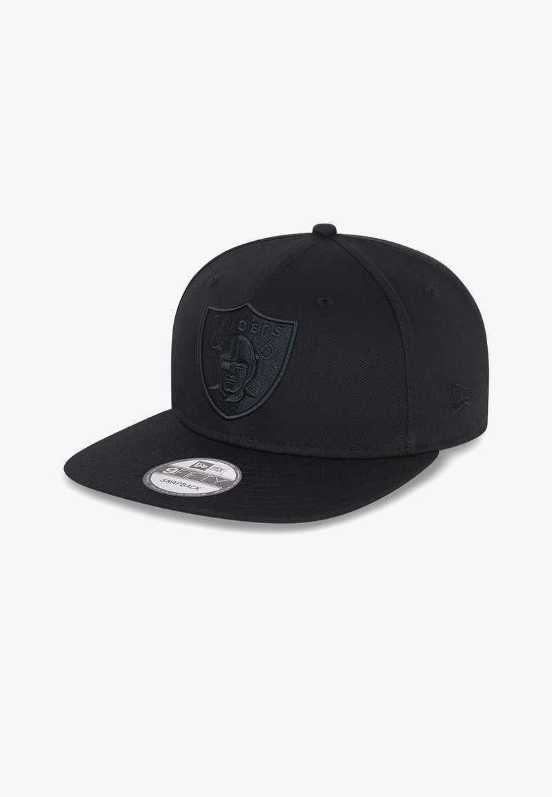 Gorra snapback negra con un logo de los Raiders en relieve en la parte frontal, visera plana y una pegatina circular del tamaño en la visera.